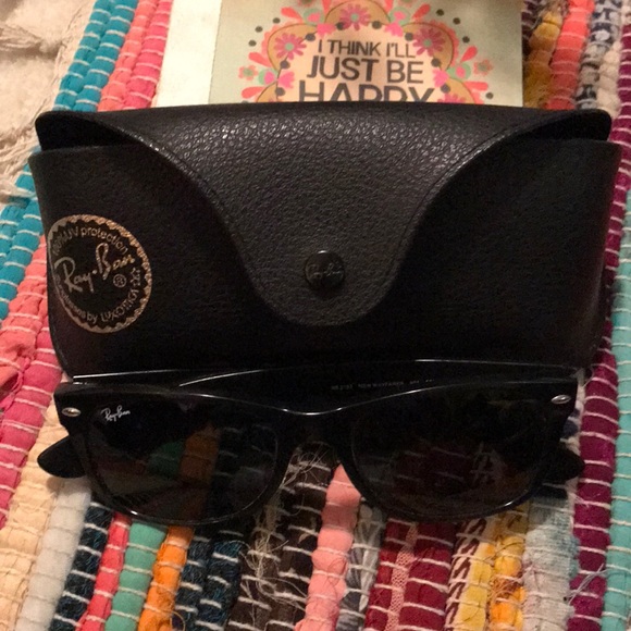 Ray Ban New Wayfarer Sunglasses w/ Black Case - Picture 3 of 6